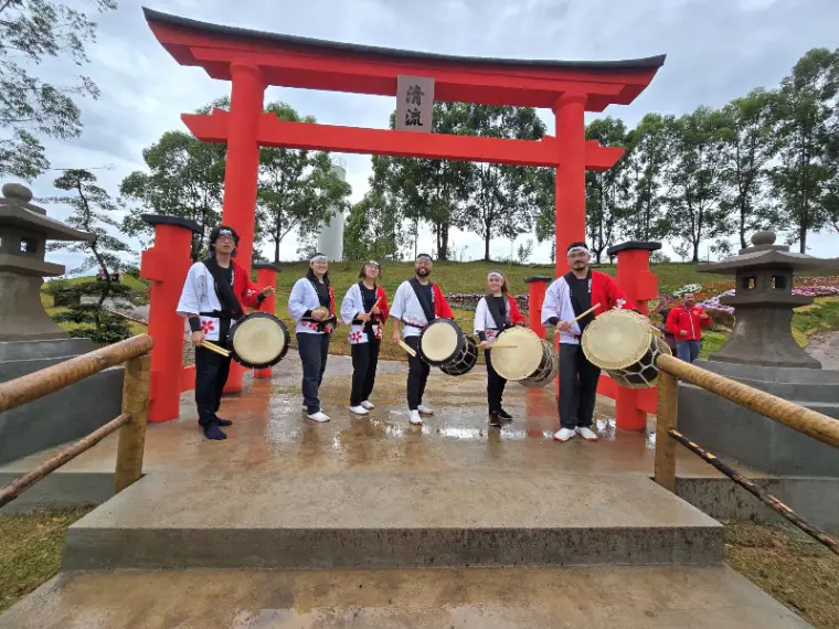 44ª Festa de Flores e Morangos de Atibaia tem grande presença de público, mesmo com chuva e frio